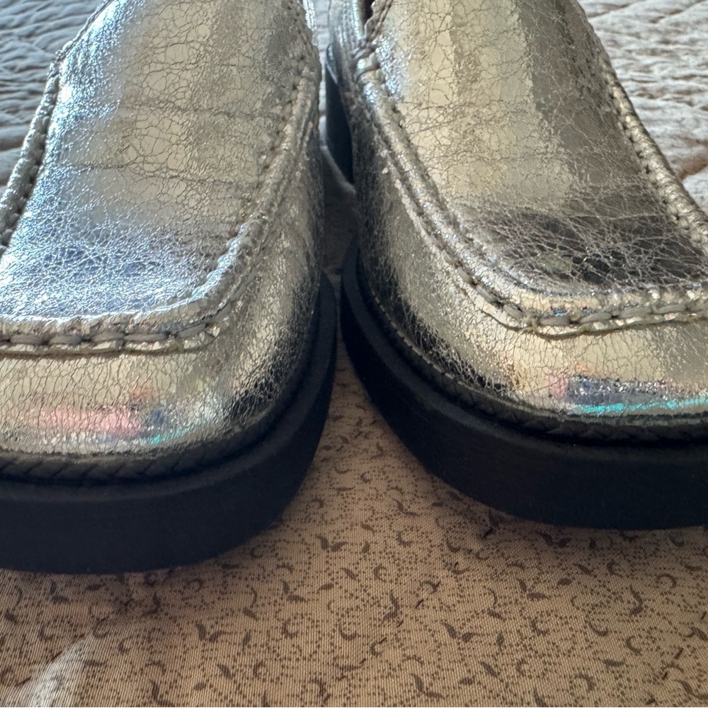 Zodiac Metallic Silver Loafers- super fun& sassy! Cute edging! FUN FASHION 🎉🎉 - Picture 11 of 14